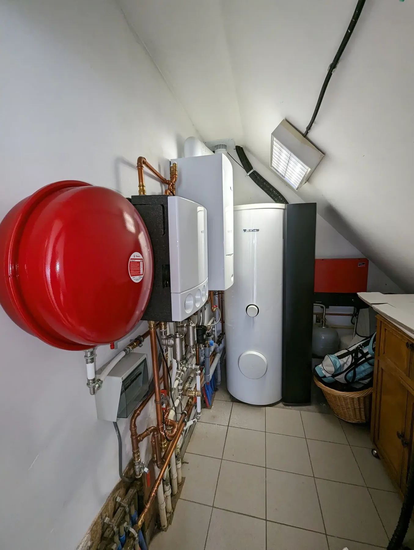 Gascondensatie-wandketel, pompgroep en Junkers-vat in de technische ruimte in Sint-Kruis (Brugge)